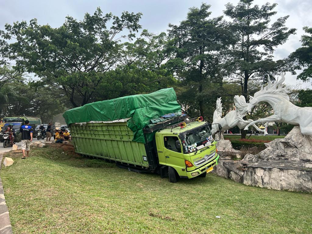 Truk Tronton Tabrak Patung Kuda di Gerbang Perumahan CGC Palembang 