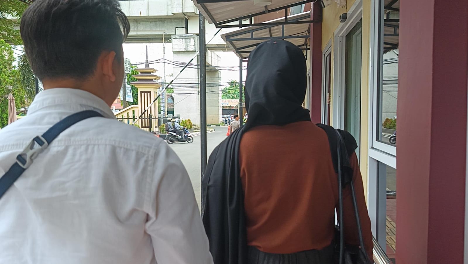 Mahasiswi di Palembang Dijebak Teman Masa Kecilnya di Kampung, Ditindih Muka Diancam Pisau Tangan Diborgol
