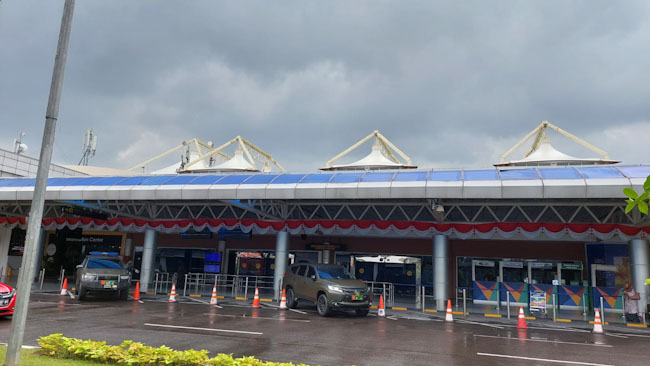 Libur Weekend, Bandara SMB II Ramai, Sempat Terjadi Antrian