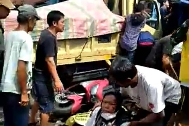 Oleng, Truk Tabrak Dua Sepeda Motor dan Penjual Martabak