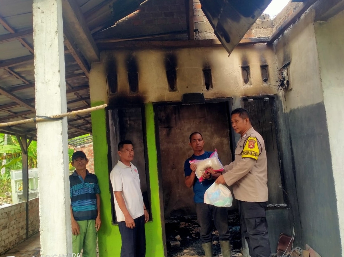 Sebuah Rumah di Ogan Ilir Terbakar, Personel Polsek Tanjung Batu Datangi TKP & Berikan Bantuan