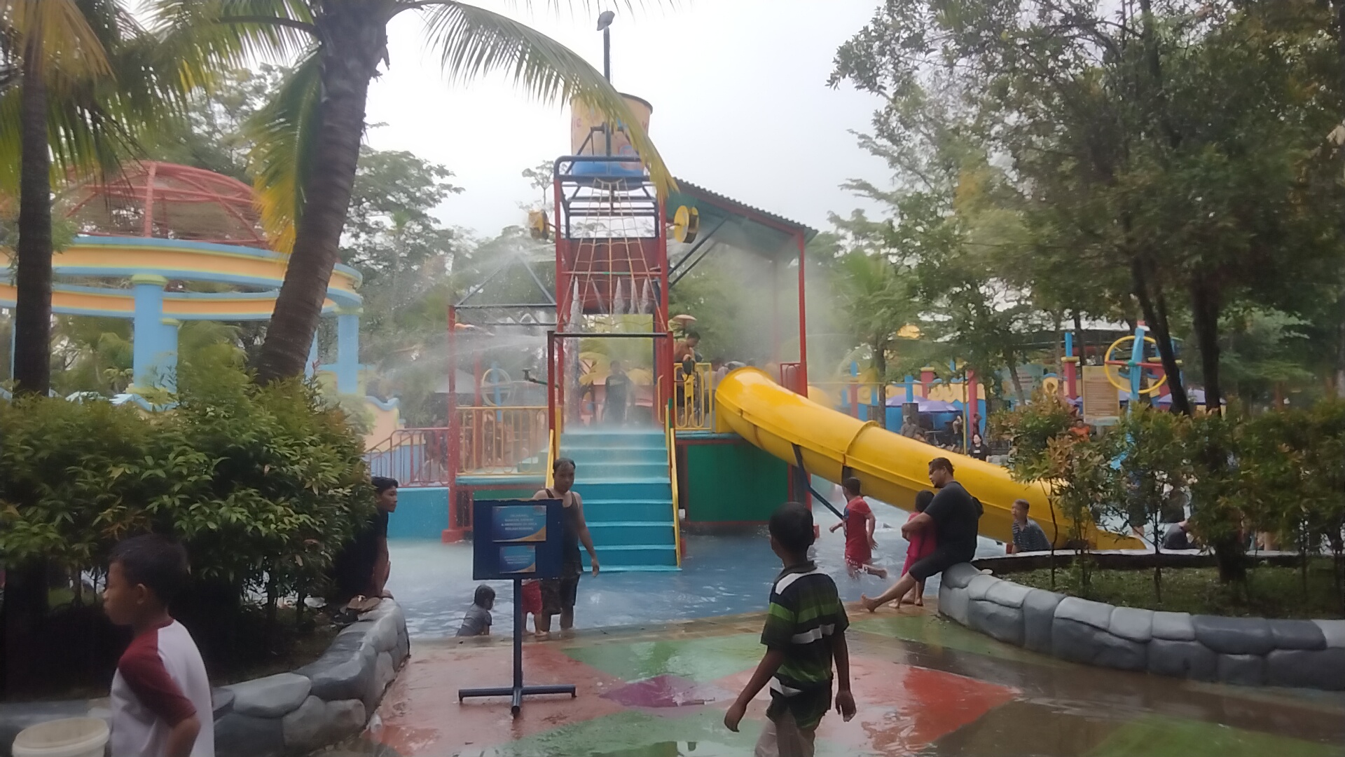 Tawarkan Wahana Menarik Disertai Promo, Pengunjung Opi Water Fun Palembang Membludak, Luar Daerah