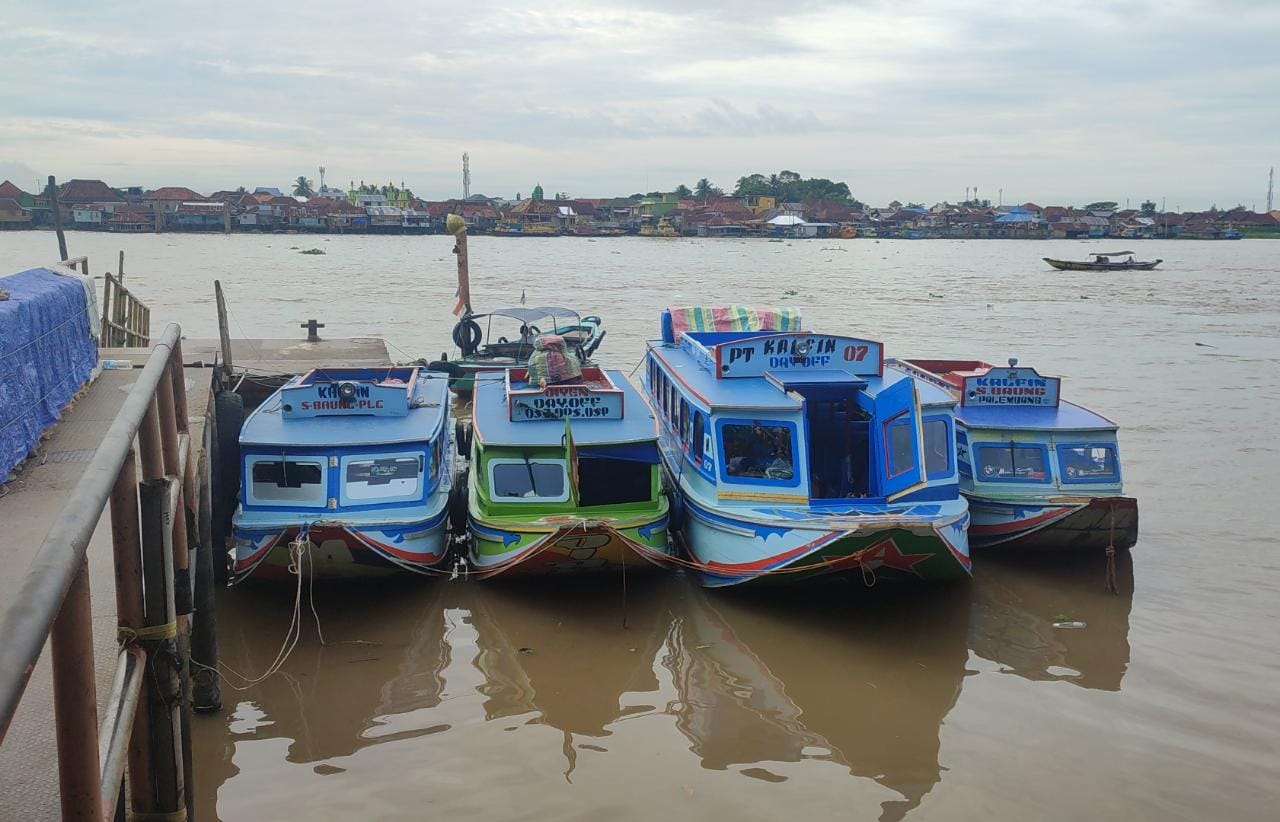 Speedboat Palembang Isi BBM dari SPBU Daratan