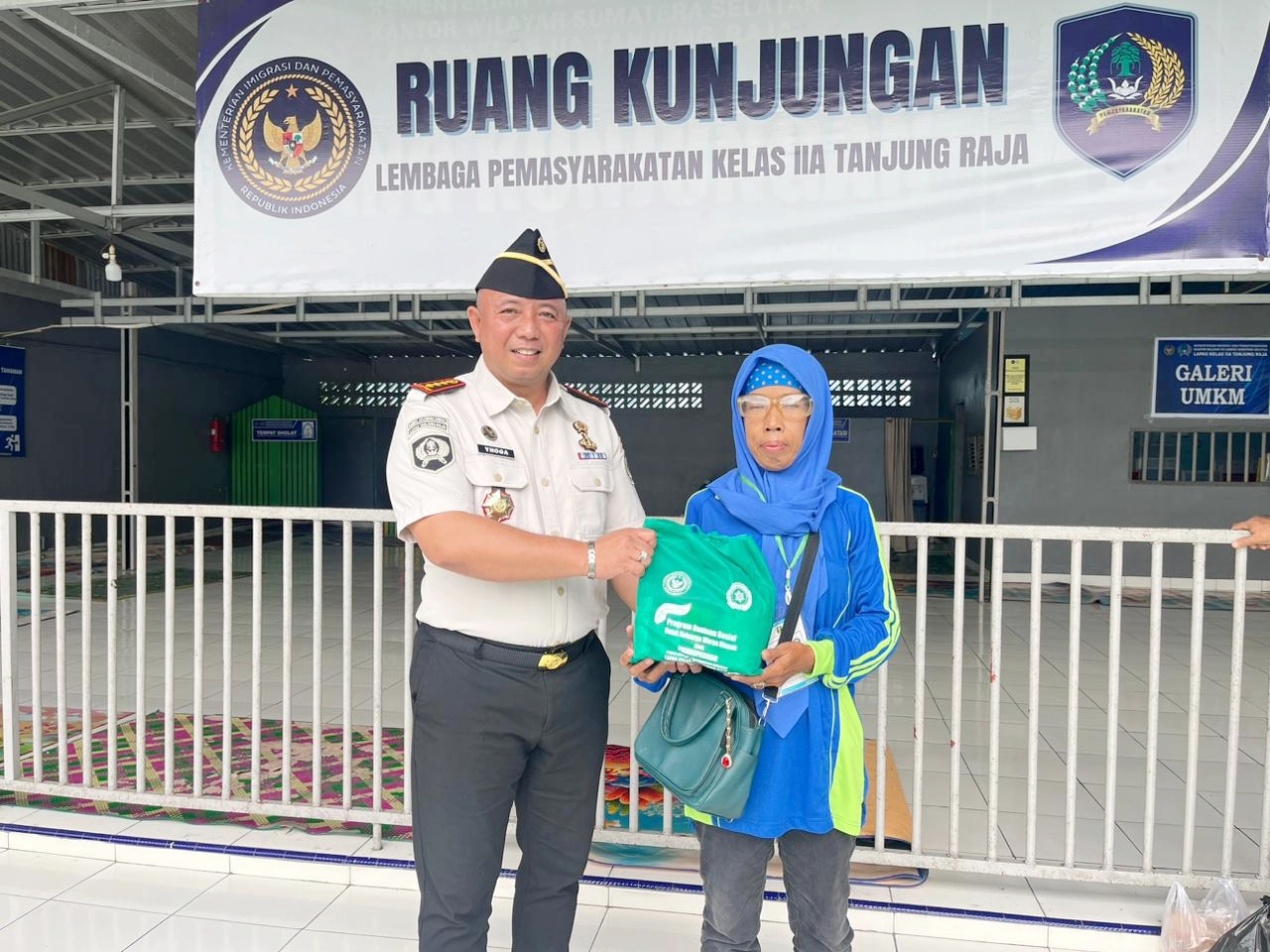 Lapas Tanjung Raja Ogan Ilir Berikan Paket Sembako ke Keluarga Warga Binaan