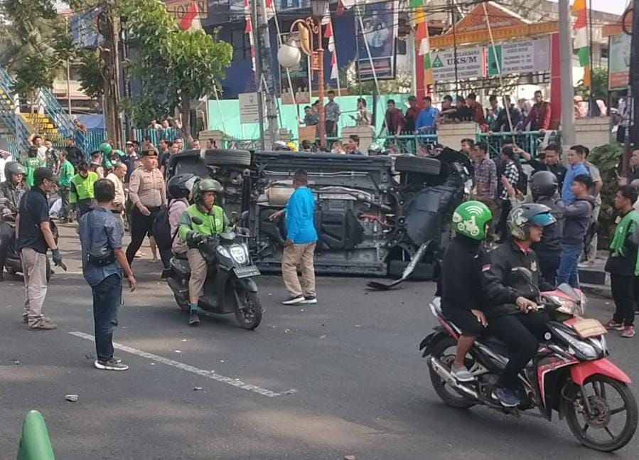 Keluar Lorong, Mobil Melayang Hantam Pagar Median hingga Menyeberang di Jalan Jenderal Sudirman