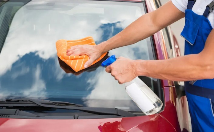 Kaca Mobil Cepat Berembun dan Berjamur Saat Hujan? Ini Penyebab dan Cara Membersihkannya