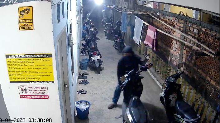 Waspada Modus Curanmor Angkat Ban Depan dan Dorong di Depan Kosan Palembang, Pelaku Terekam CCTV 