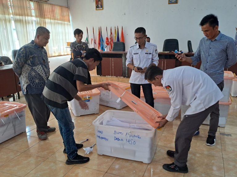 Lengkapi Alat Bukti di MK, KPU OKI Buka Kontainer Surat Suara