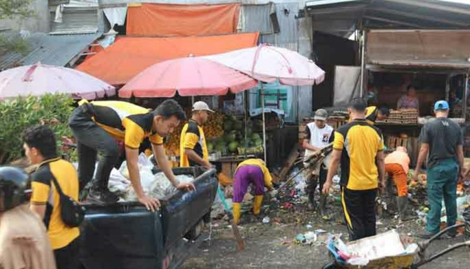 Polres Muara Enim Ramai-ramai Bersihkan Sampah di Pasar Inpres Muara Enim