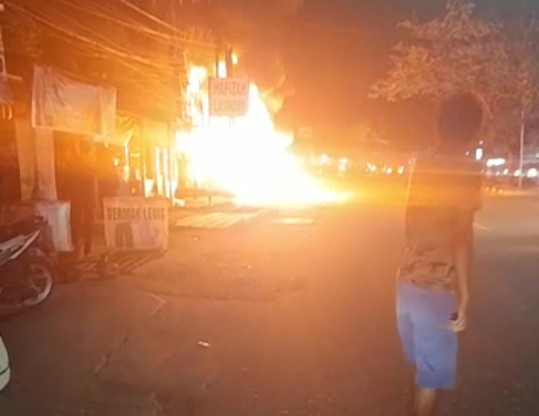Bengkel Tambal Ban Motor di Jalan Wahid Hasyim Hangus Terbakar 