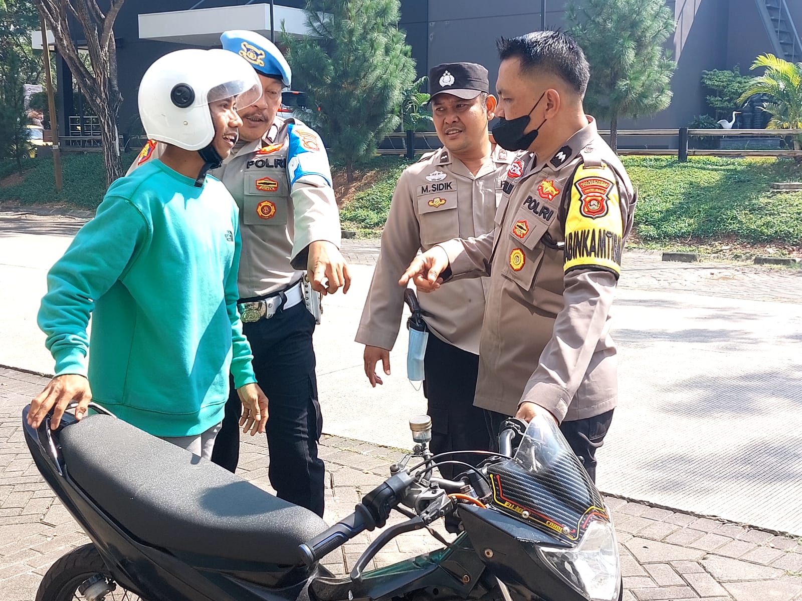 Polisi Tindak Pengendara Motor Knalpot Brong Saat Kapolrestabes Palembang Gelar Jumat Curhat 