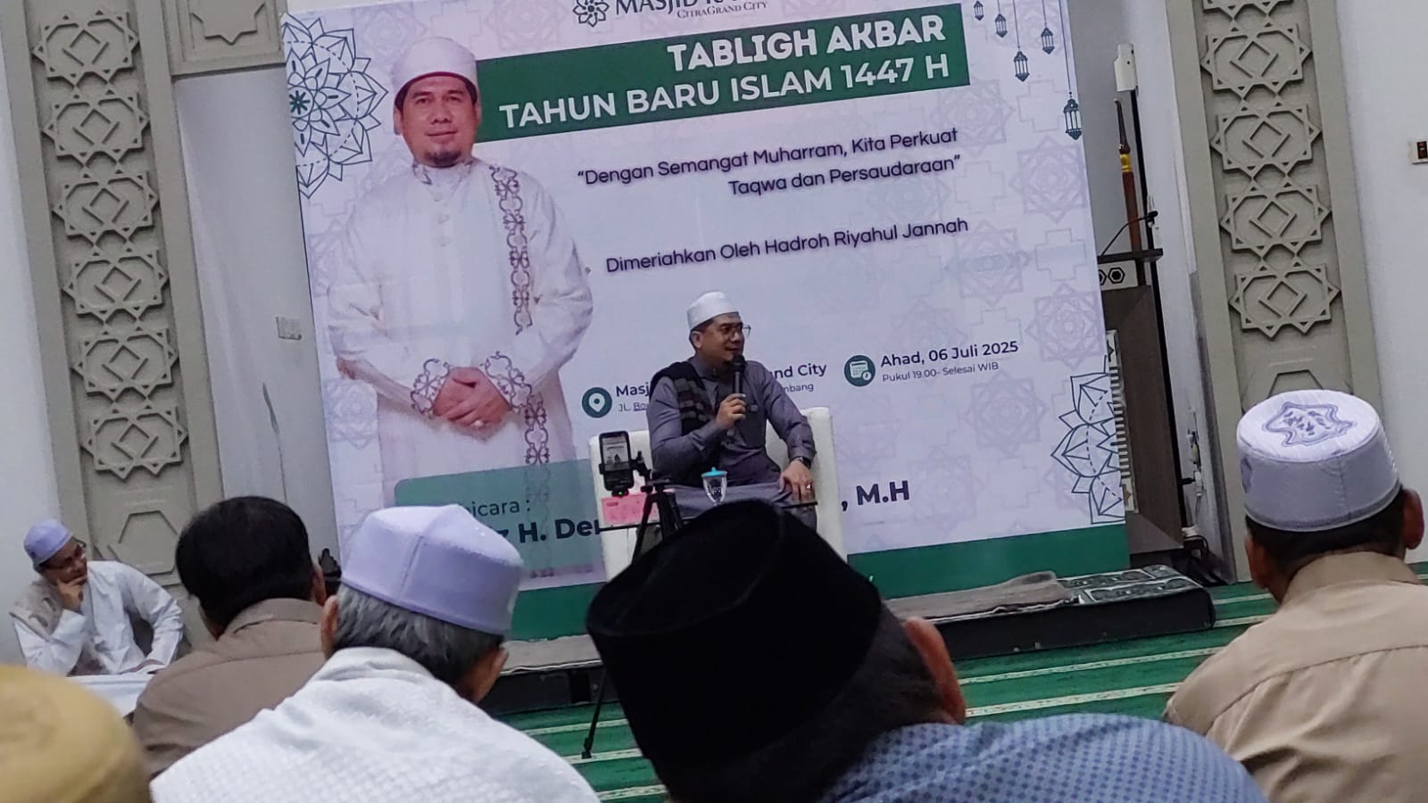 Ketua Al-Azhar Cairo Indonesia Sampaikan Tausyiah Peringatan Muharram 1447 H di Masjid Raya CGC Palembang