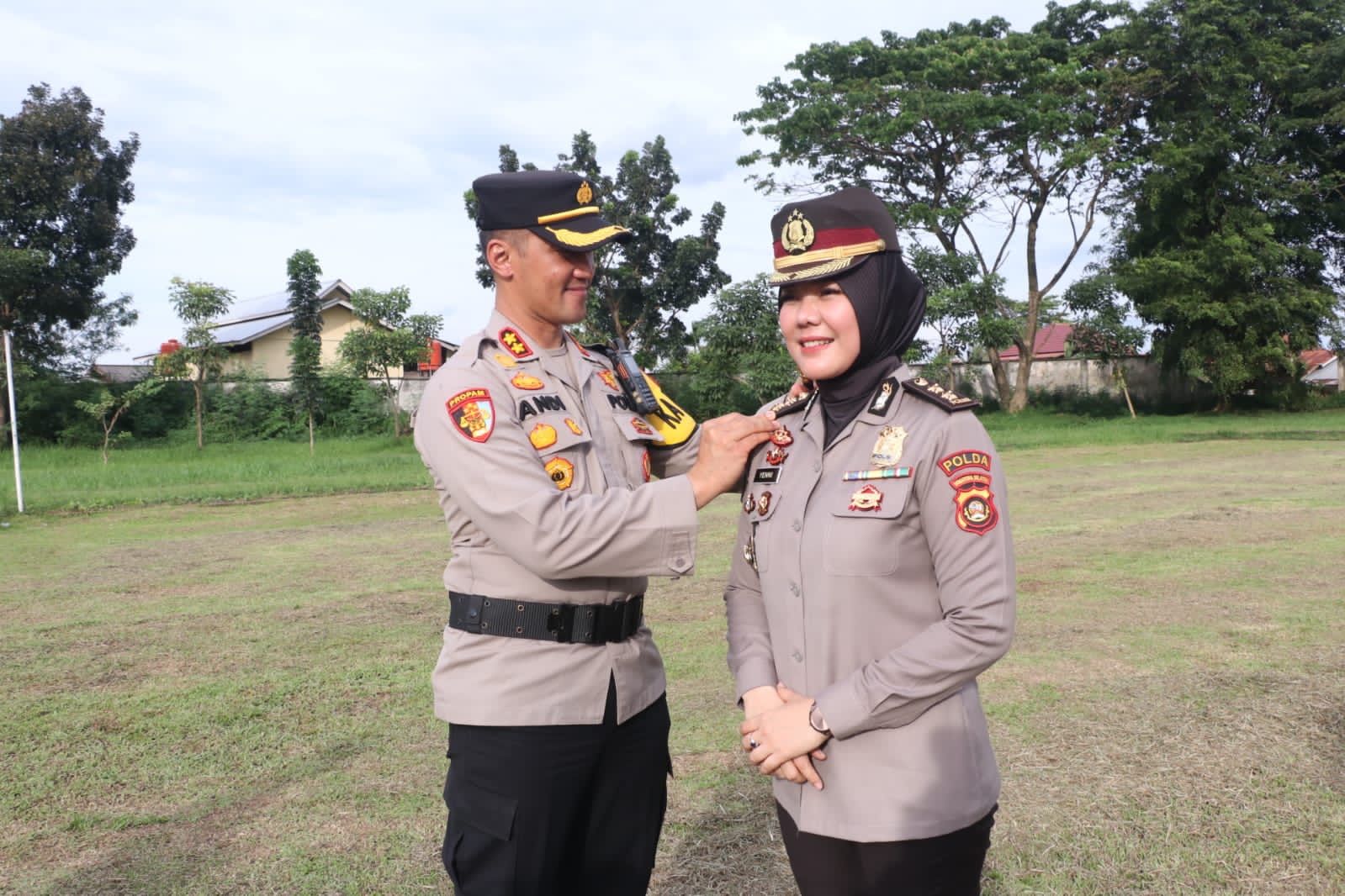 Viral Kapolres Gendong Polwan, AKBP Andi Baso Rahman Tak Merasa Tersaingi atas Capaian Prestasi Istrinya 