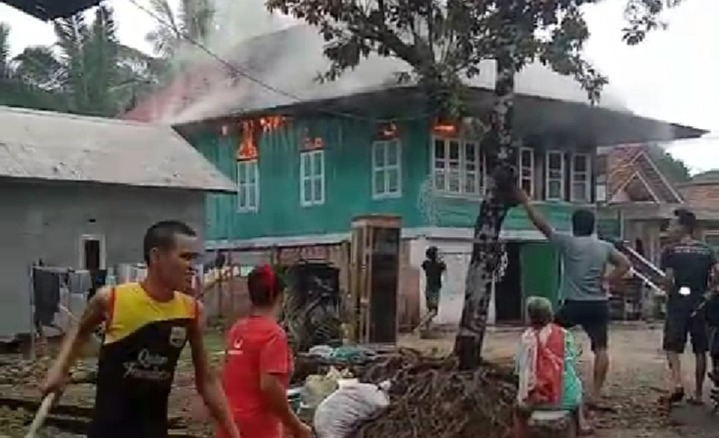 Api Ludeskan Rumah Panggung di Karang Jaya Muratara, Pemilik Dievakuasi Tetangga 