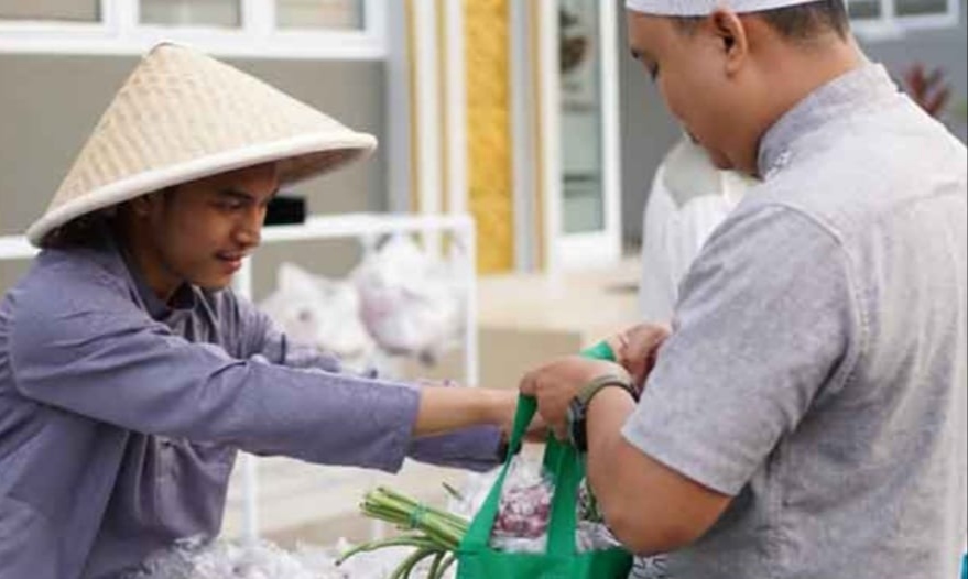 MANTUL! Ajak Masyarakat Ibadah Musala Al-Firdaus Gelar Pasar Bahagia dan Bagikan Paket Sayuran Gratis