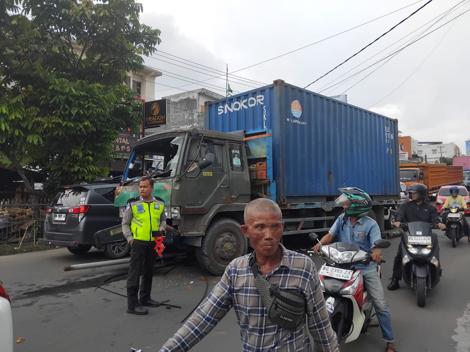 Bikin Macet Panjang, Truk Kontainer di Palembang Seret Tiang Listrik dan Tabrak Truk Box