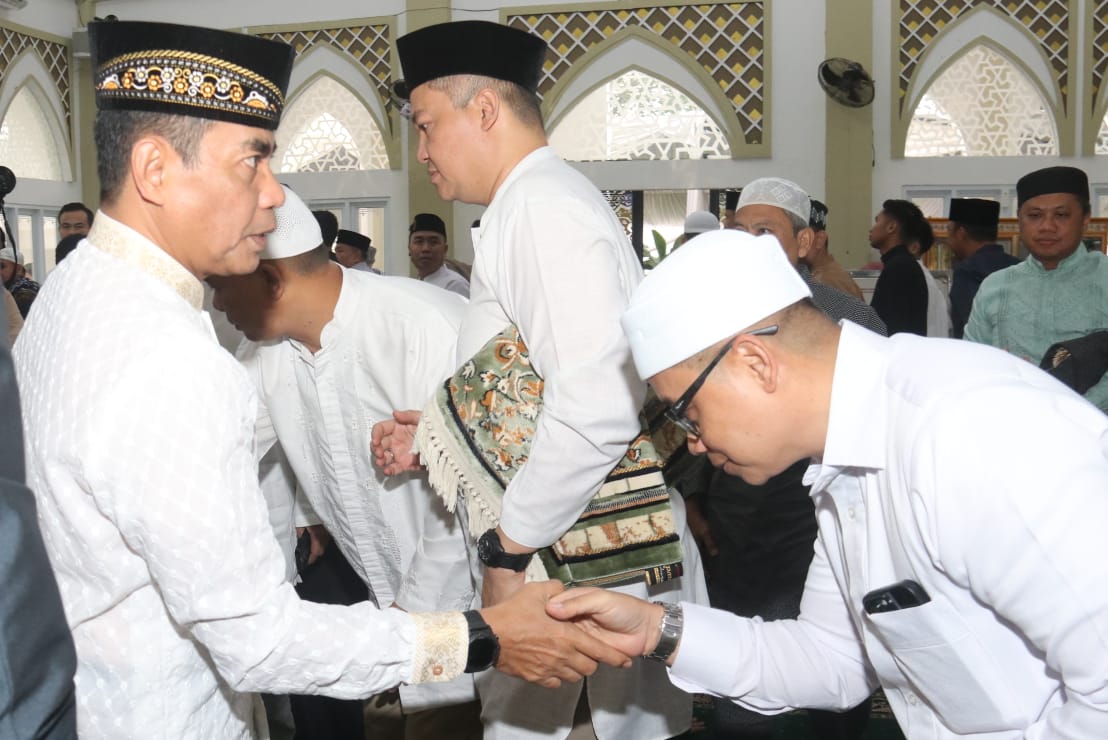 Kapolda Sumsel dan Jajaran Laksanakan Salat Idul Adha Bersama Ratusan Warga di Komplek Pakri