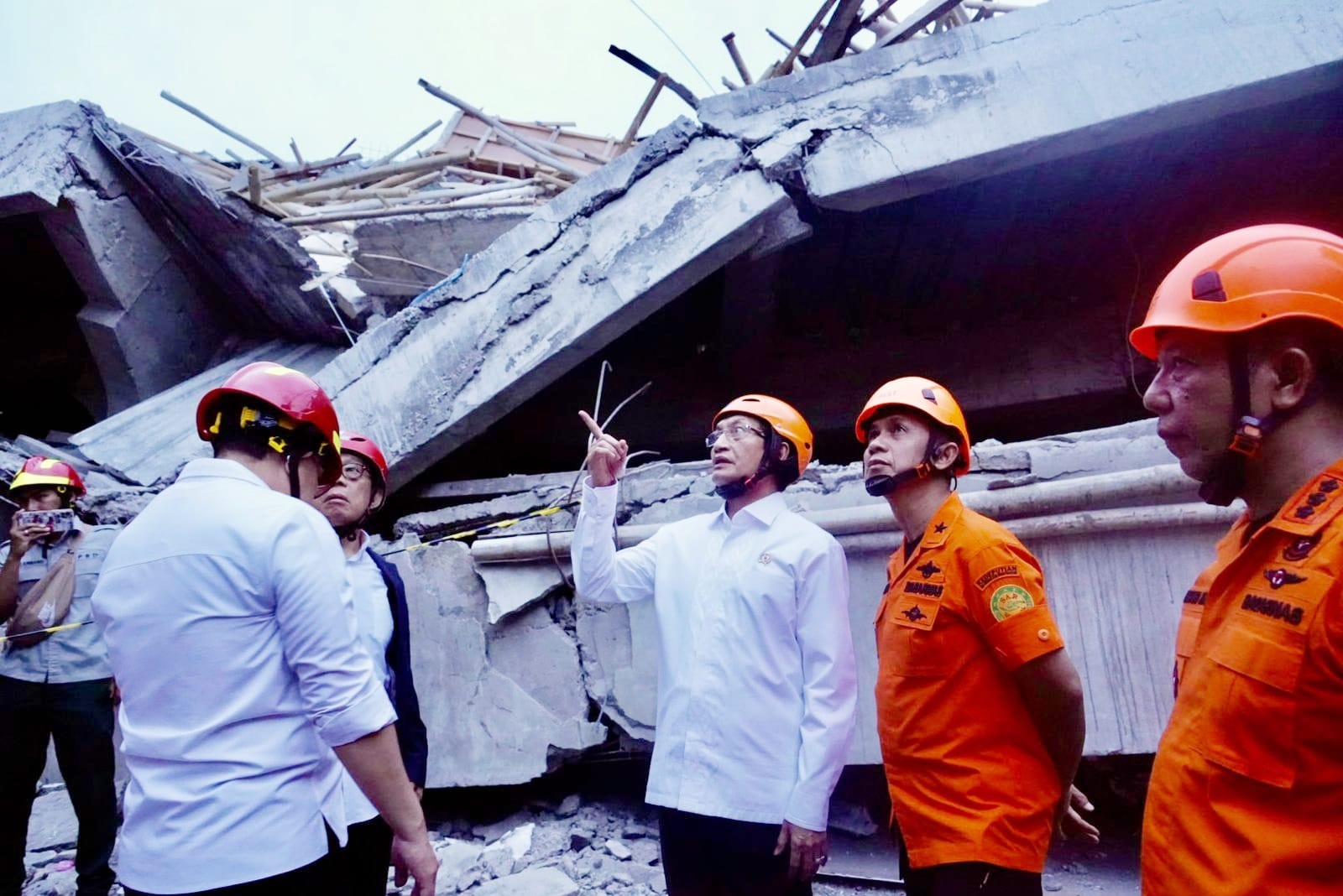 Menteri Agama Tinjau Pesantren Al-Khoziny Sidoarjo dan Berikan Bantuan Uang Tunai Rp 610 Juta
