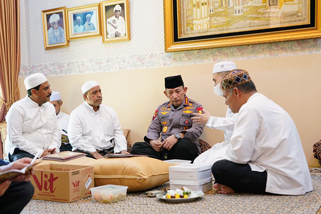 Takziah ke Rumah Duka Habib Zen Bin Umar, Kapolri: Beliau Saya Anggap Ayah Sendiri