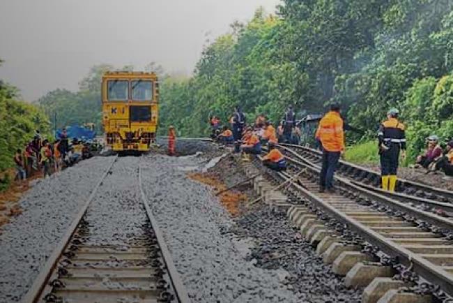 Alamak…Rel Kereta Api Amblas, Ratusan Penumpang Arus Balik Lebaran ke Lampung Tarik Tiket, Beralih Naik Travel