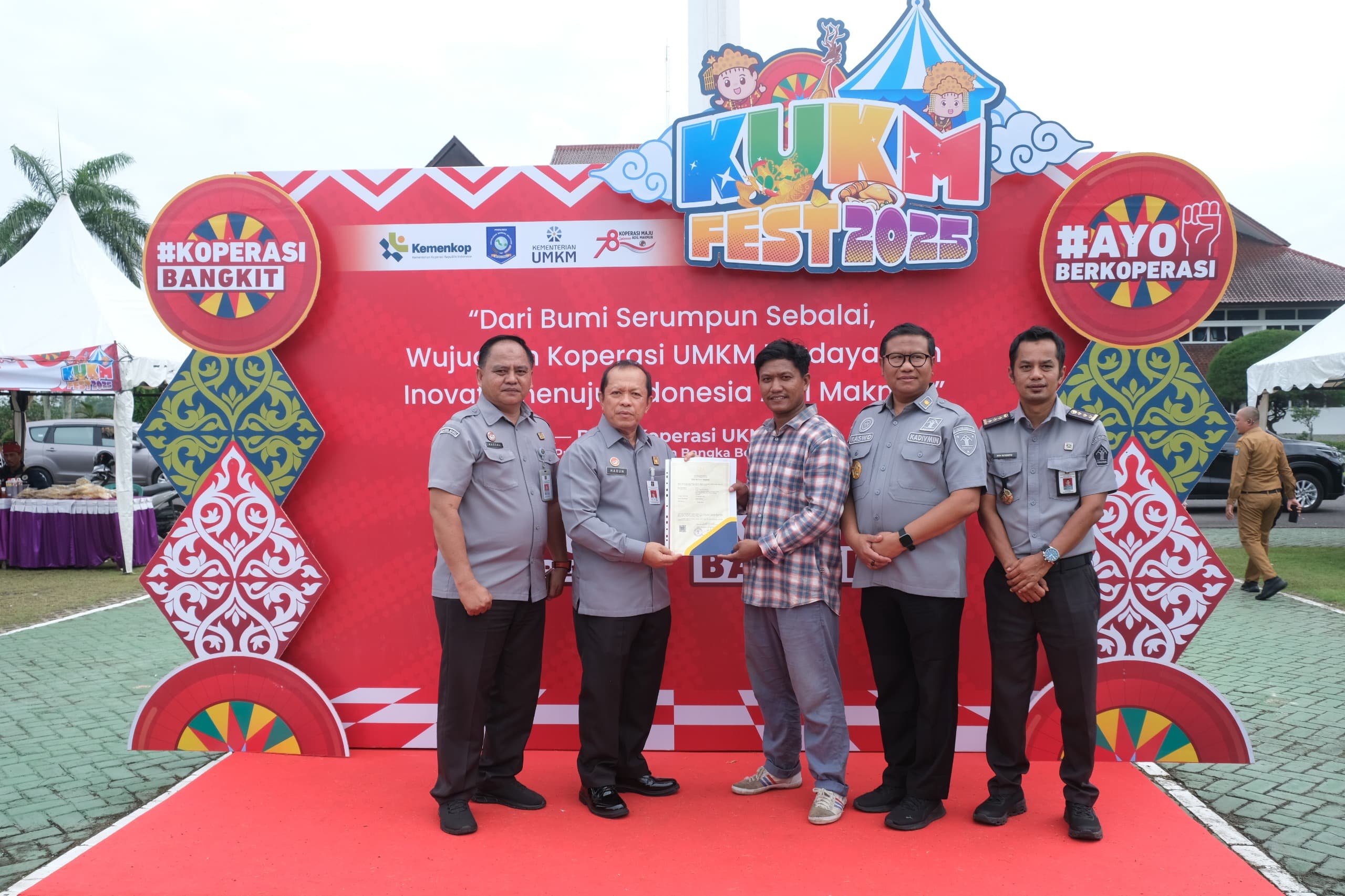 Plt Kakanwil Kemenkum Bangka Belitung Serahkan Sertifikat Merek Jasa Kokawa pada KUKM Festival 2025