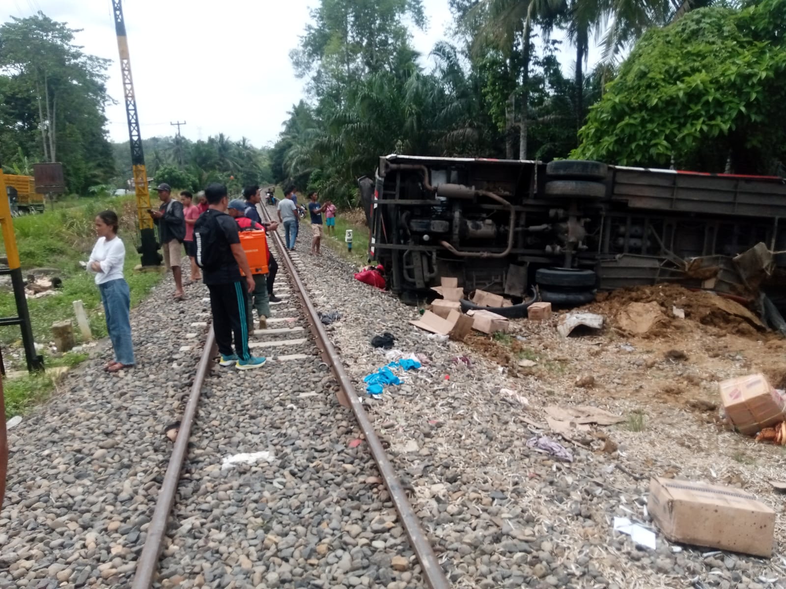 Bus AKAP Dihantam KA BBM di Perlintasan tanpa Palang Pintu, 8 Penumpang Terluka 