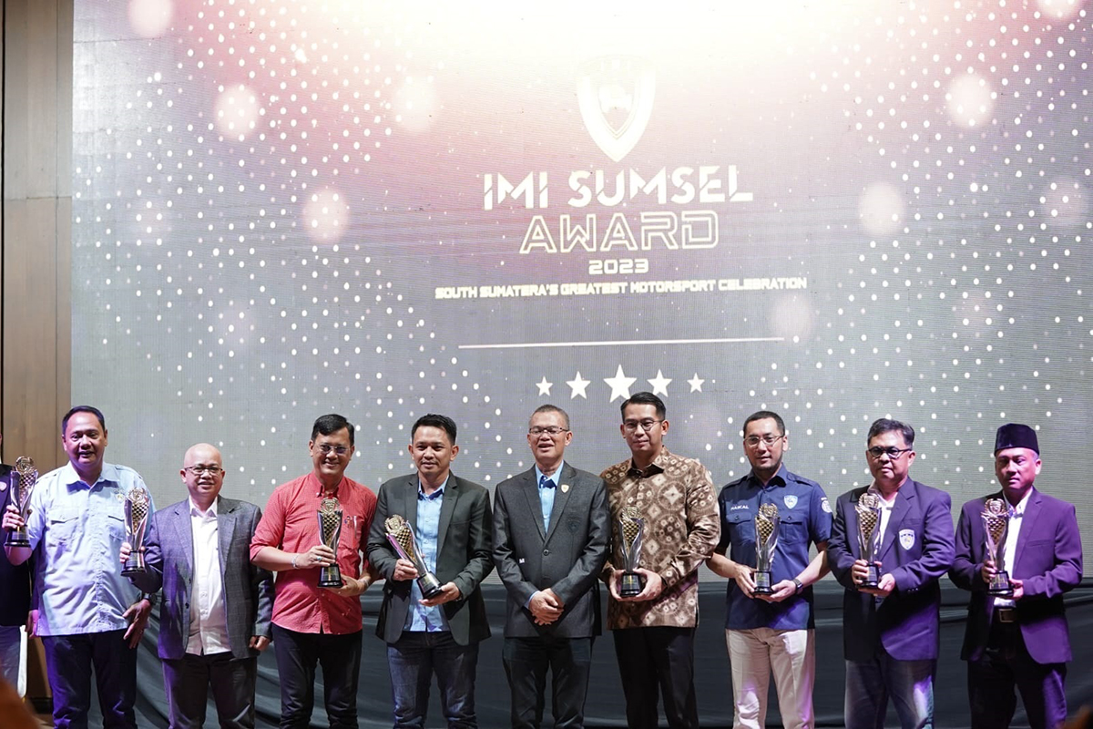 IMI Awards, Pj Bupati Muba Apriyadi Terima Penghargaan Tokoh Otomotif Sumsel