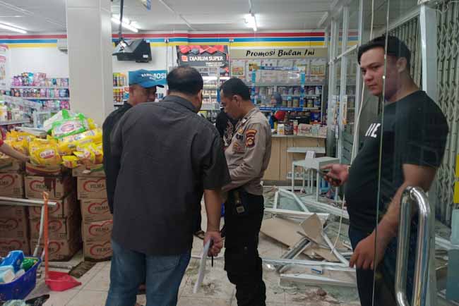 Niat Menginjak Rem, Eh Malah Terinjak Gas, Innova Nyelonong Masuk Minimarket  