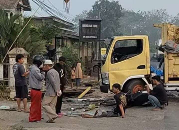 Sopir Mengantuk, Truk Tabrak Truk di Jalintim Palembang-Betung