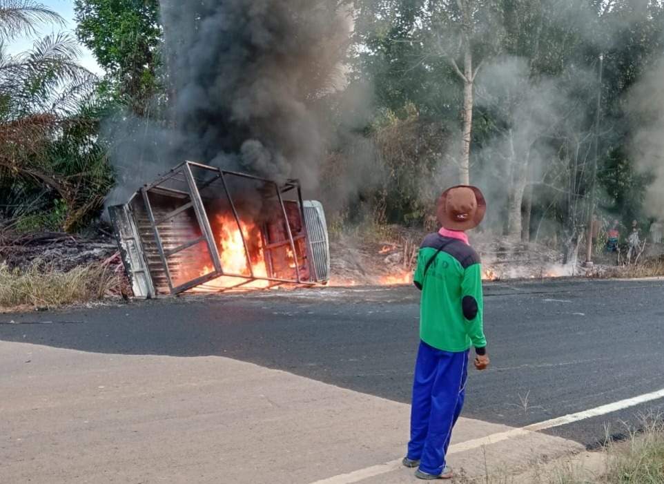 Angkut Minyak Ilegal, Mobil Terguling dan Terbakar di Keluang Muba, Sambar 2 Rumah   