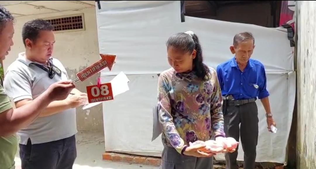 Polisi Rekontruksi Kasus Pembuangan Bayi Perempuan di Selokan Rumah Warga Tegal Binangun Palembang