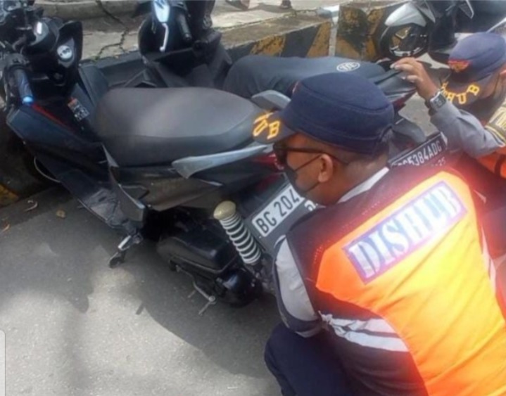 Terus Ngeyel, Petugas Dishub Gembosi Ban Kendaraan yang Parkir Sembarangan di Jalan POM IX Palembang 