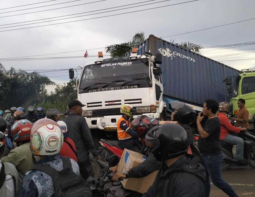 Truk Trailer Melintang di Jalan TAA, Kendaraan dari Palembang Padat Merayap hingga Malam Hari 