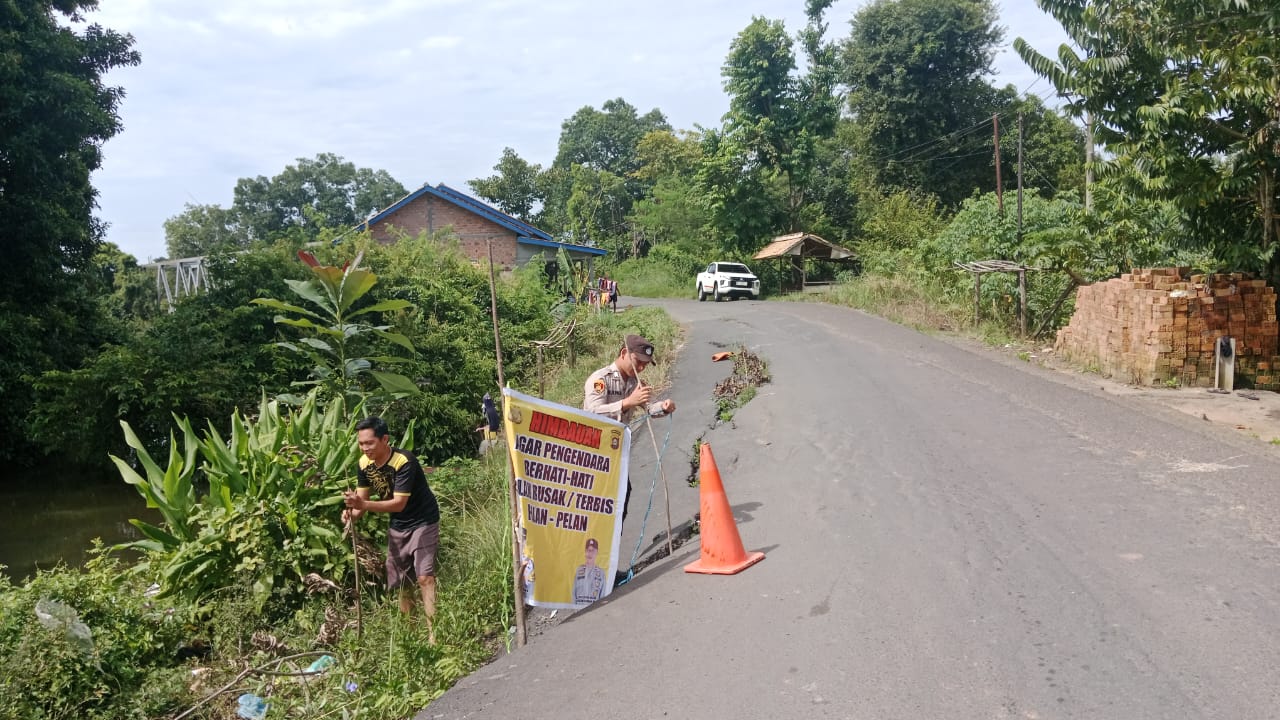 Jalan Penghubung di Ogan Ilir Longsor, Polsek Muara Kuang Pasang Spanduk Peringatan & Imbauan