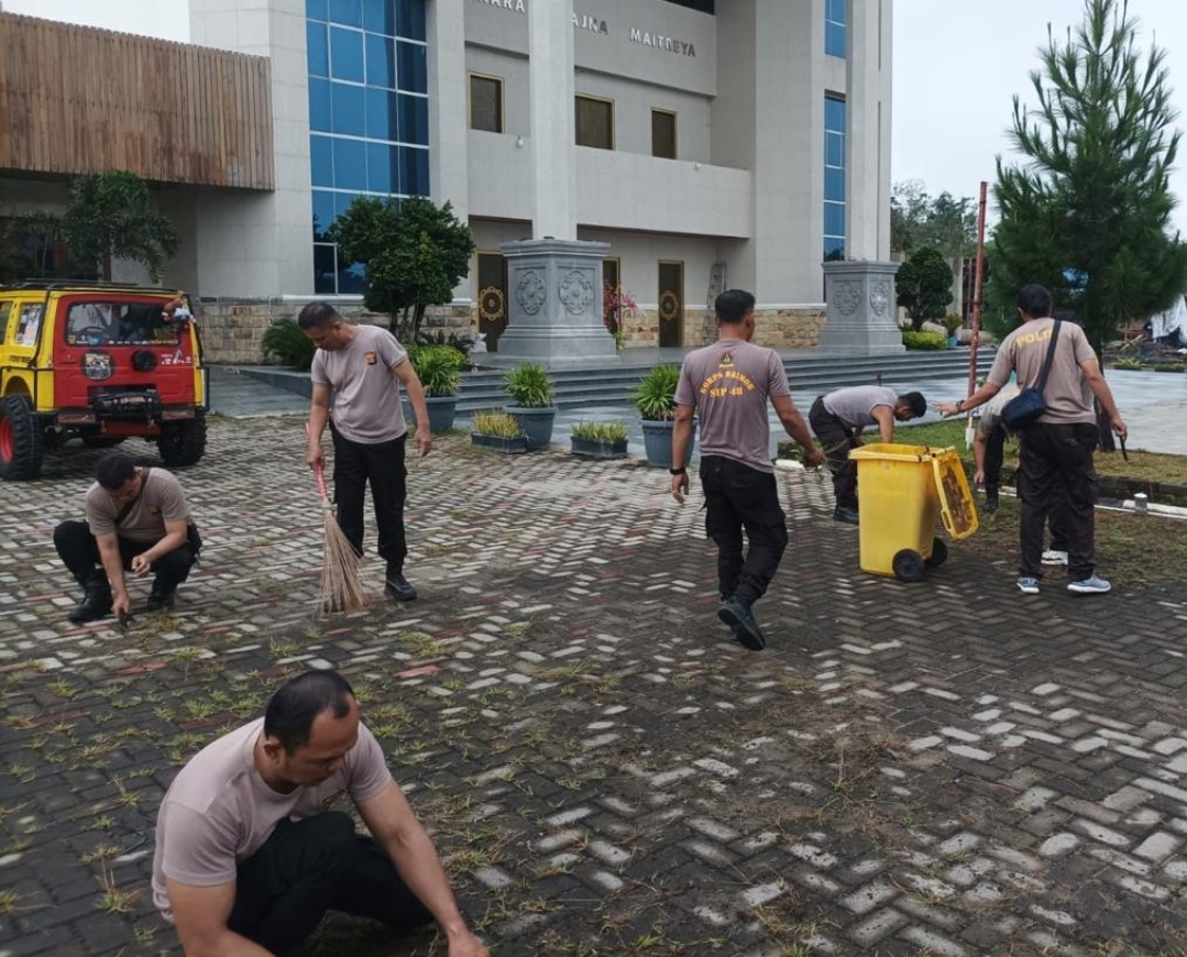 Polri dan Warga Bersinergi Bersihkan Lingkungan Lewat Program BELIDA di Prabumulih