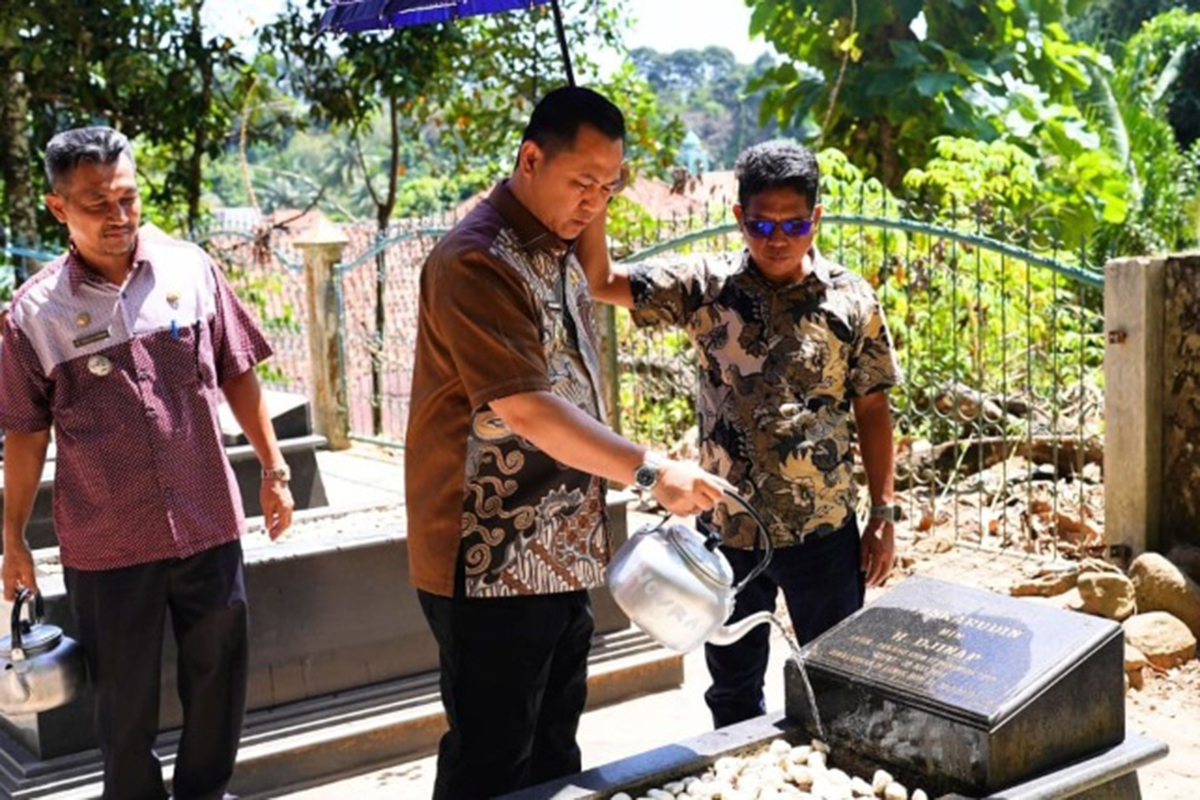 Ziarah ke Makam H. Kalamudin Djinab, Pj Bupati Muara Enim Ungkap Kekaguman terhadap Ayah Mertua 