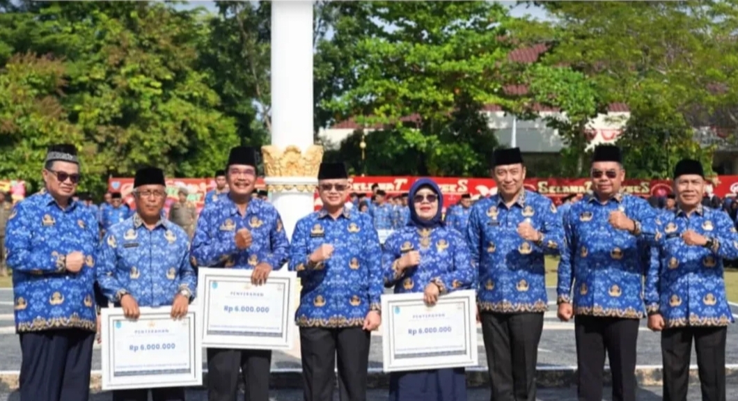 Sekda Ogan Ilir Jadi Pembina Apel Gabungan Bulanan ASN Jelang Masa Pensiun, Sampaikan Pesan BERAKHLAK