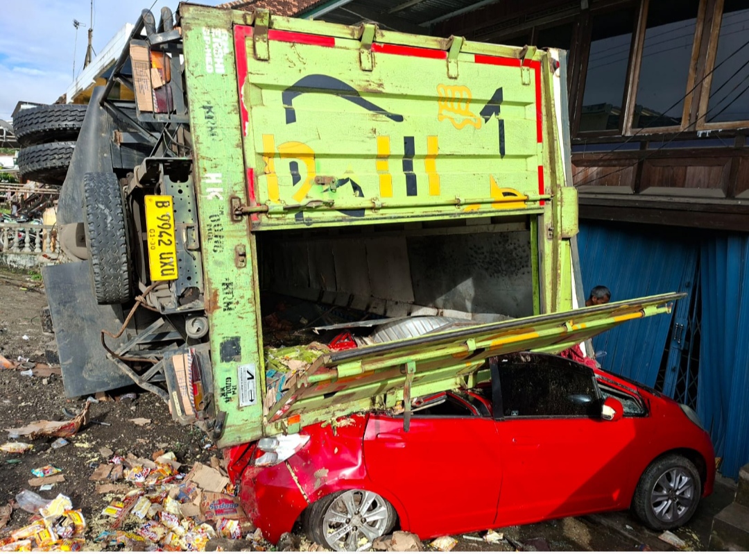 Truk Fuso Tabrak Rumah dan Timpa Mobil di Jalintim Desa Serinanti OKI