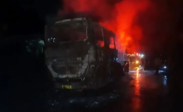 Bus ALS Hangus Terbakar Saat Melintas di Jalinsum Muara Enim, Nasib 30 Penumpang?