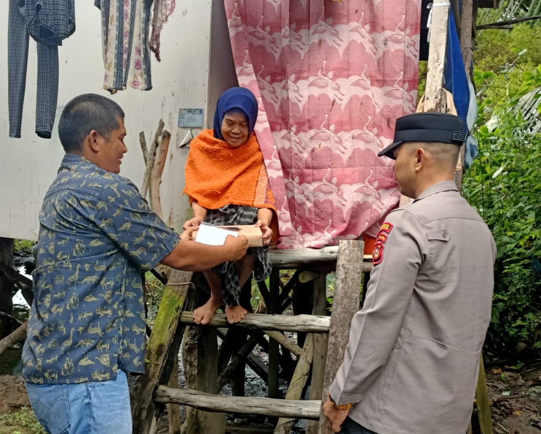 Polsek Indralaya Ogan Ilir Bagi-Bagi Nasi Kotak Gratis dan Santunan ke Warga Tak Mampu