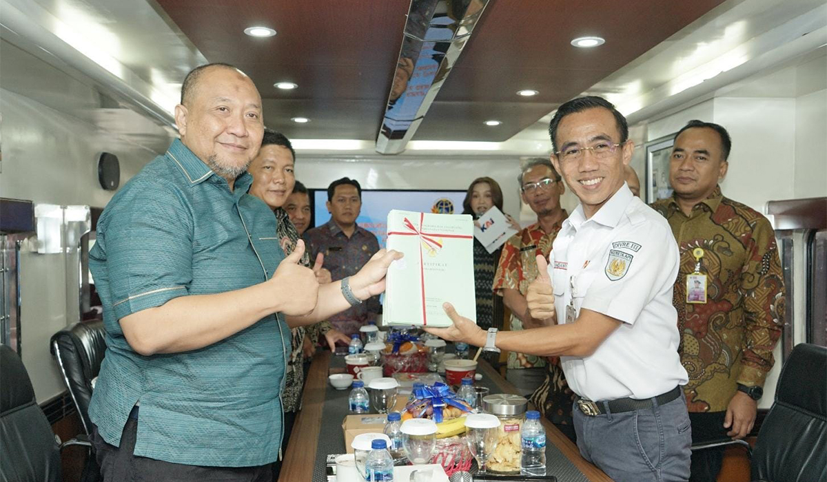 Selamatkan Aset Negara, PT KAI Divre III Terima 55 Sertifikat Dari BPN Kabupaten Muara Enim