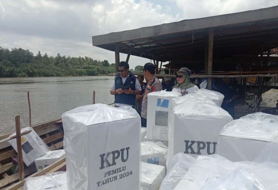 KPU OKI Distribusikan Logistik Pemilu 2024 ke Desa Perairan di Kecamatan Sungai Menang Pakai Kapal Kelotok