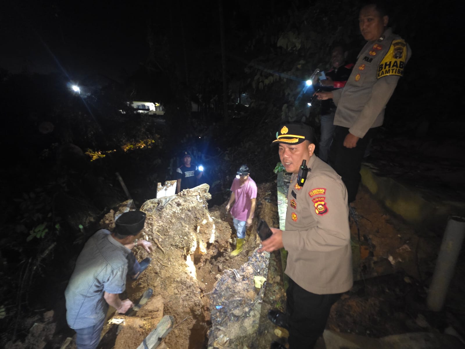 Pohon Tumbang Tutupi Jalan Kuburan Gunung Meru Palembang, Evakuasi Makam Rusak Berlangsung Malam Hari 