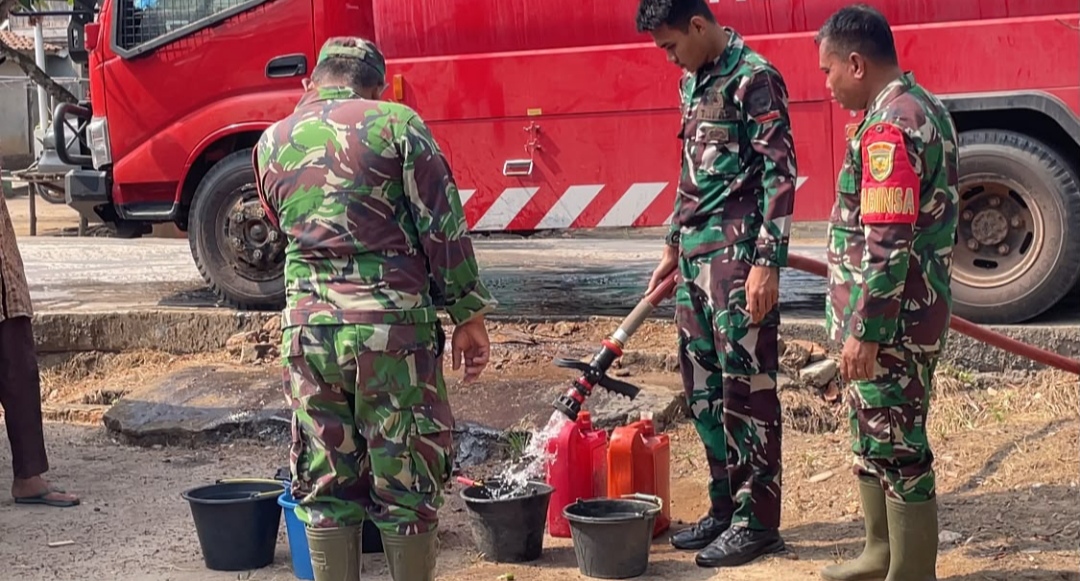 Warga Pengarayan OKI Kesulitan Air Bersih Dibantu TNI Koramil Tanjung Lubuk
