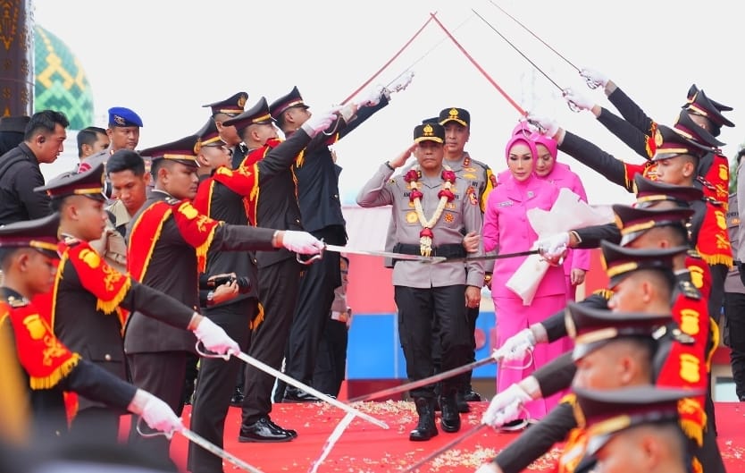 Kapolda Sumsel Lepas Irjen Pol Andi Rian R Djajadi Lewat Tradisi Pedang Pora