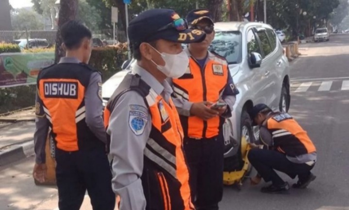 Dishub Palembang 'Ditantang' Warganet, Minta Tindak Kendaraan yang Parkir Sembarangan di Jalan Merdeka