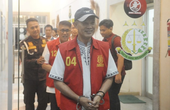 Tersenyum di Balik Borgol, Tersangka Harnojoyo Lempar Senyum Ditanya Soal BPHTB Pasar Cinde Palembang
