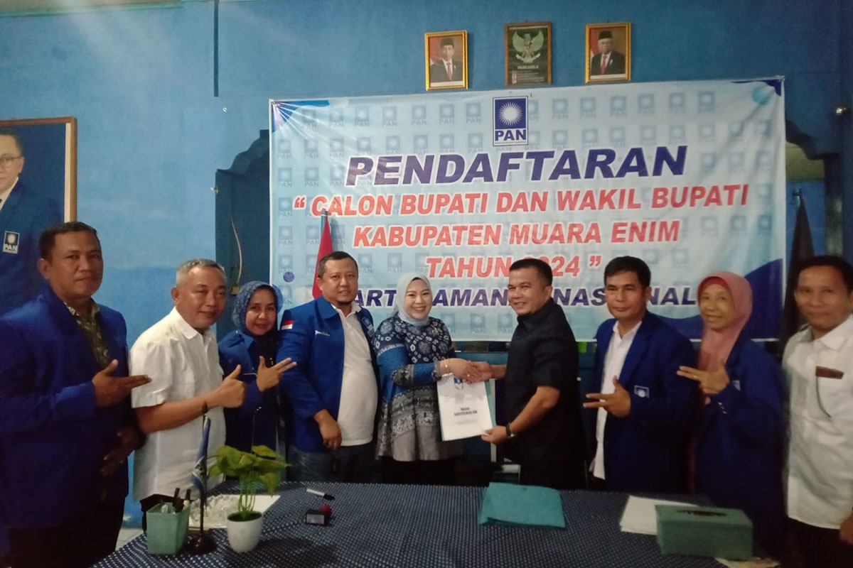 Lidyawati Cik Ujang - Izudin Efendi Kembalikan Formulir ke DPD PAN Muara Enim