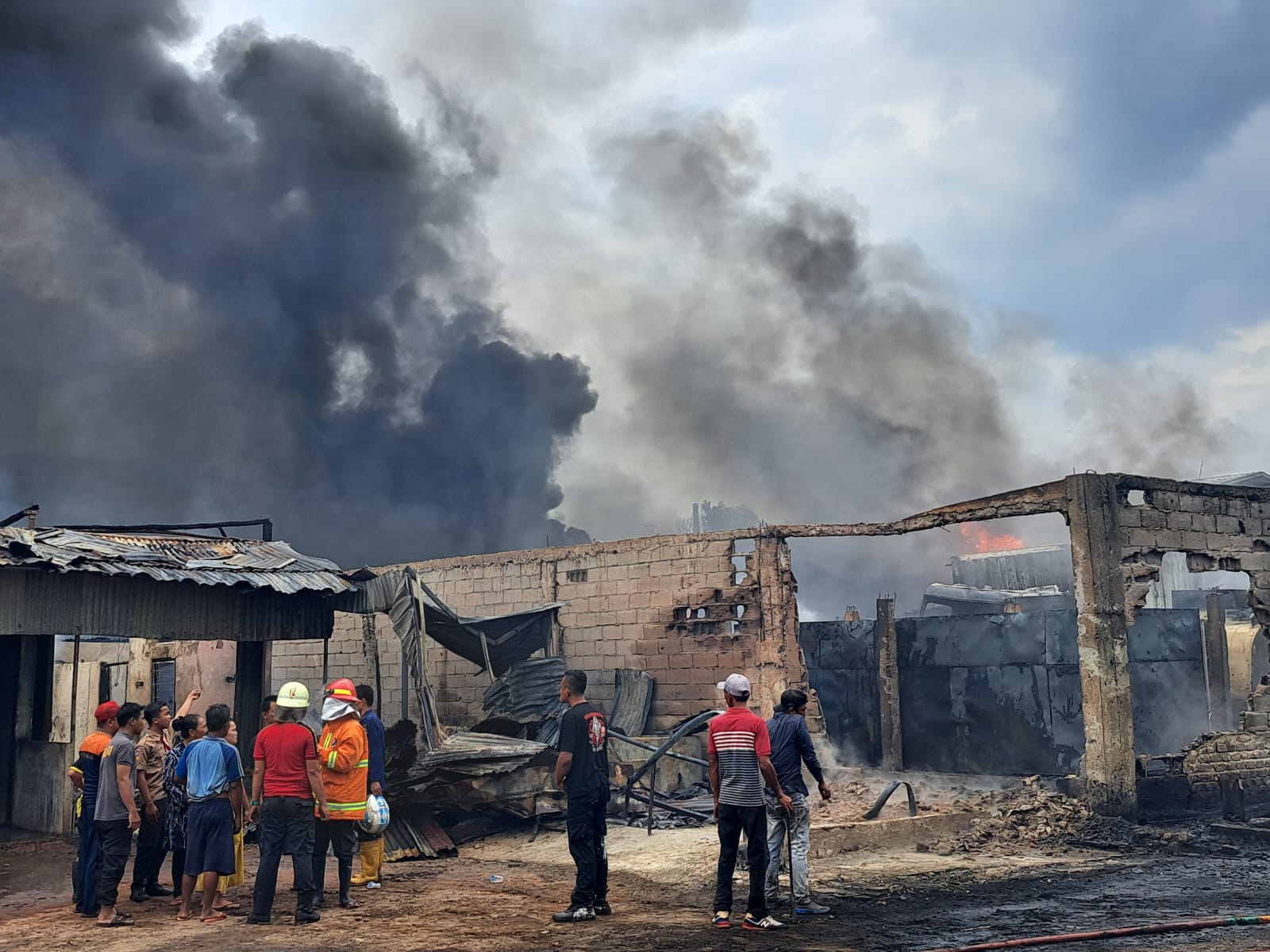 BREAKING NEWS: Gudang Penimbunan BBM Ilegal di Kertapati Terbakar 