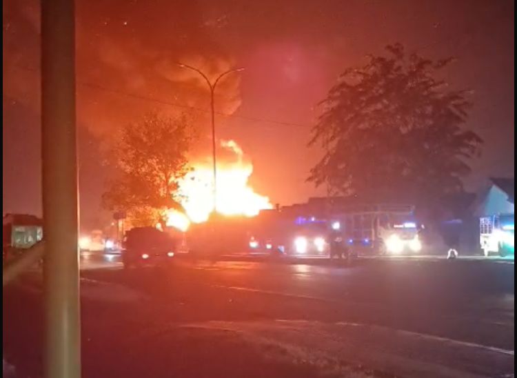 Jelang Dini Hari Permukiman Padat Penduduk di Karya Jaya Kertapati Palembang Terbakar Hebat